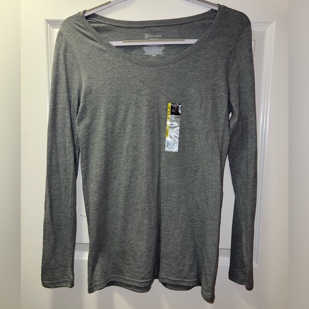 gray long sleeve shirt